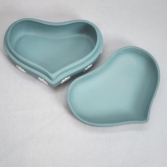 Wedgwood Jasperware Heart-Shaped Trinket Box with Lid in Sage Green - Vintage - Picture 4 of 7